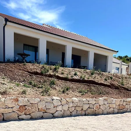 Alojamento de Acomodação e Pequeno-almoço Mansion Hvar 3*